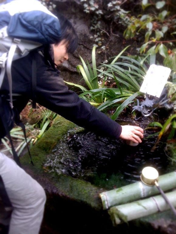 湧き水とる