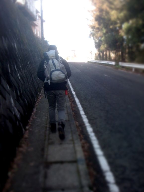 神社へランナーは歩く