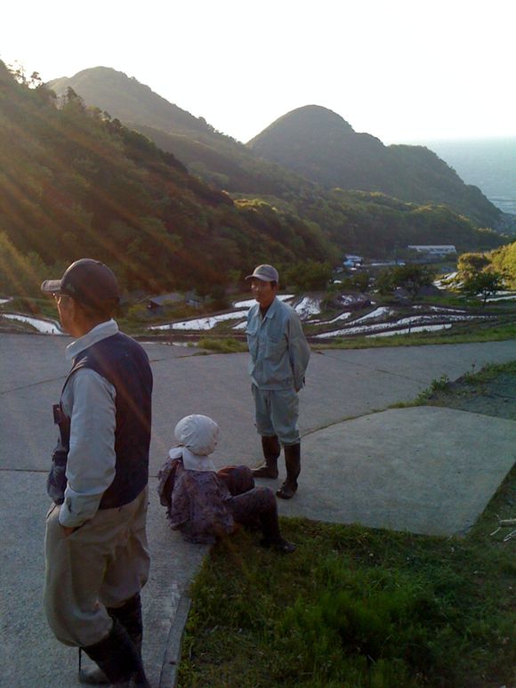夕焼けと農夫の後ろ姿