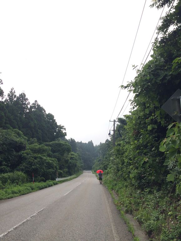 山道をひたすら行く